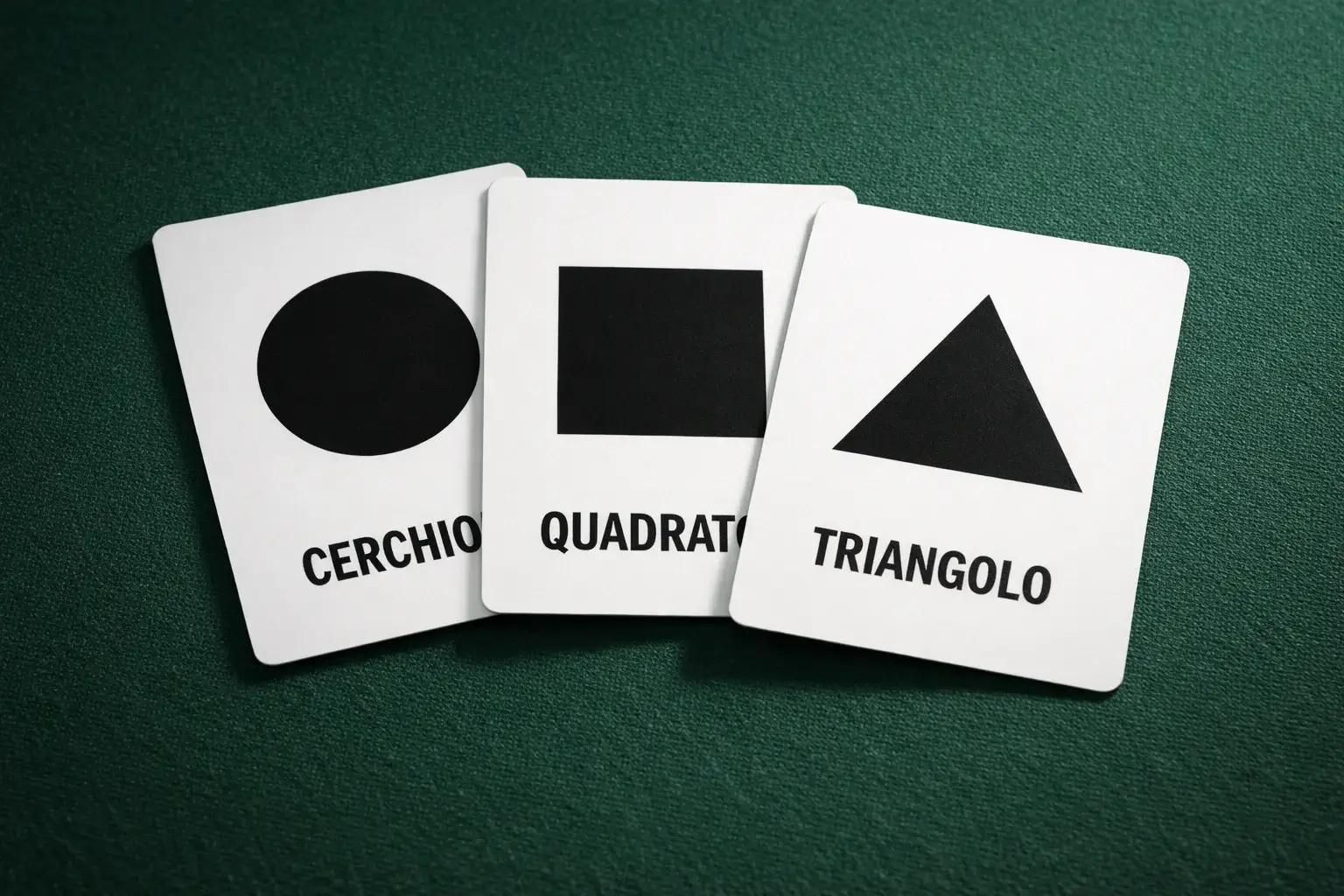 Tre carte diverse disposte a ventaglio su superficie verde